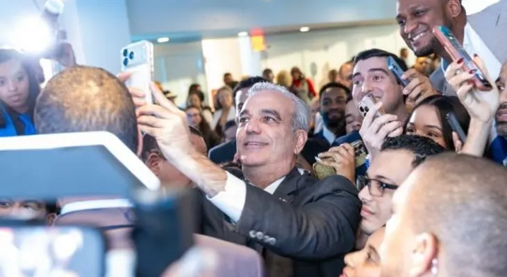 Abinader anuncia 300 becas para jóvenes dominicanos en Nueva York