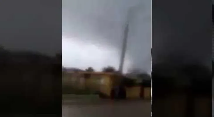 Tornado destruye 12 casas y tumba una antena en Oviedo (VIDEO)
