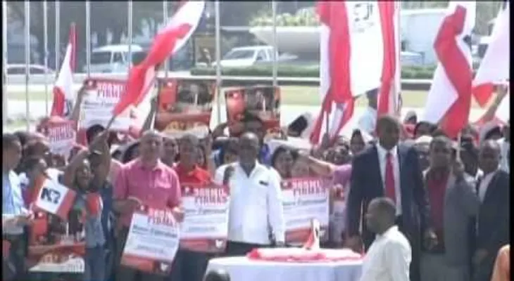 Choferes protestan frente a la JCE para que reconozcan partido de Hubieres