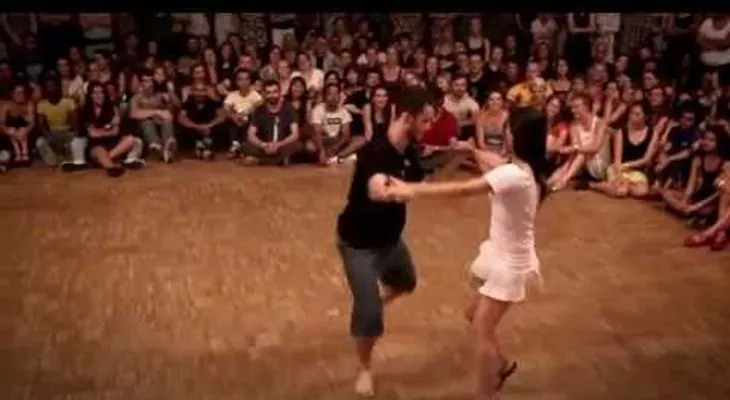 Habías visto a alguien bailar de esta curiosa manera (Video)
