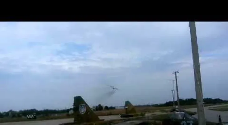 Avión con piloto bromista sobrevuela a baja altura rozando varios cazas