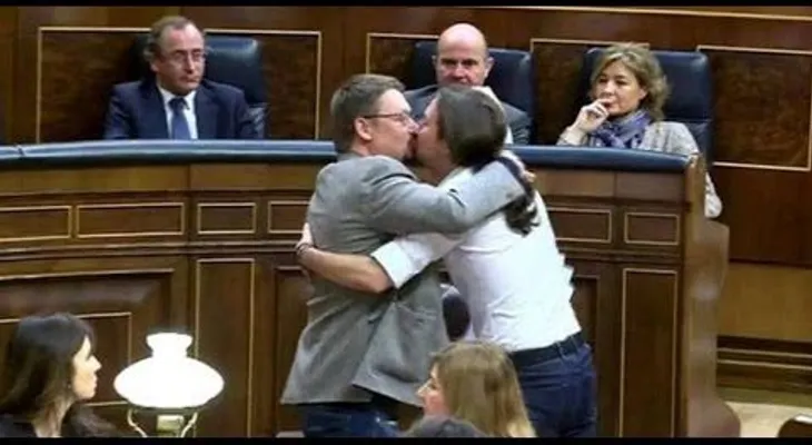 Pablo Iglesias, de Podemos, besa hombre en la boca
