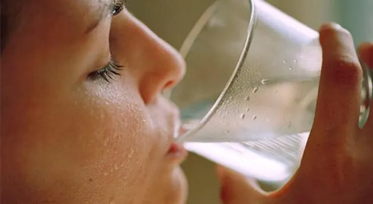 Tomar agua fría luego de ejercitarte podría generar un "corte de digestión" y llevarte a un paro cardíaco
