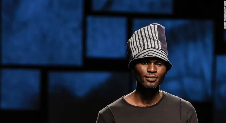 Solicitantes de asilo africanos modelan para una feria de ropa masculina en Italia