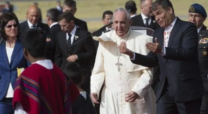 El papa cumple su segunda jornada de visita a Ecuador 