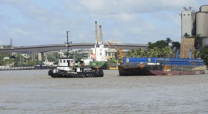 Dos embarcaciones más salen del río Ozama; ya no se permite desguace