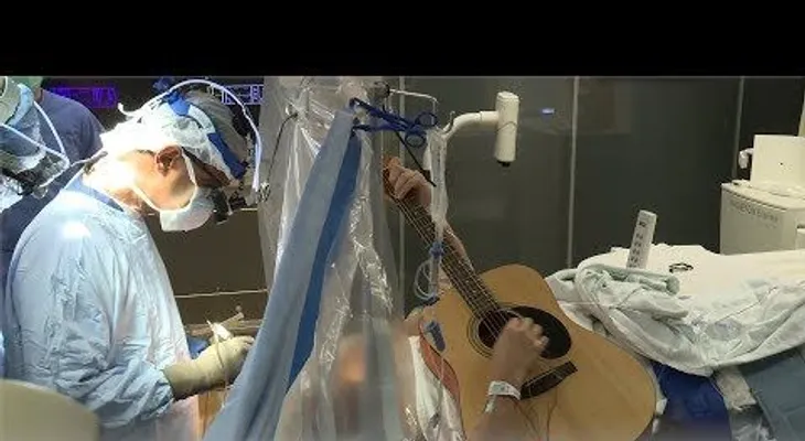 Toca la guitarra mientras le quitan tumor cerebral; suavisa el proceso