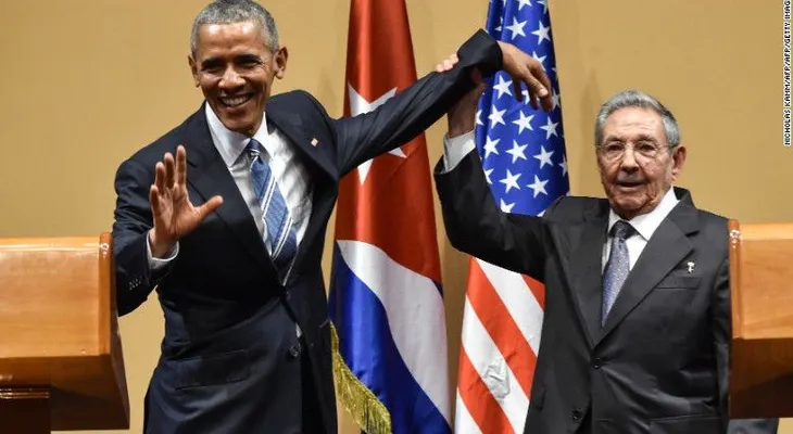 Esos saludos incómodos cuando literalmente todo el mundo está observando