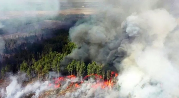 El incendio alcanza la localidad de Prípiat y se divisa desde Chernóbil
