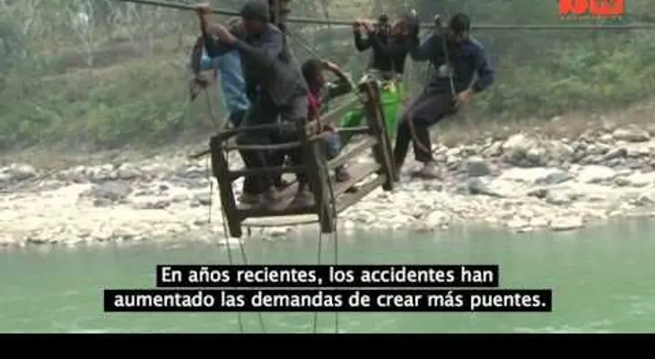 Estos niños arriesgan sus vidas cruzando el camino escolar más peligroso del mundo (VIDEO)
