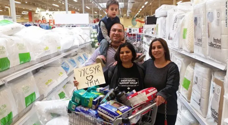 "Es nuestro turno": refugiados sirios ayudan a los afectados por los incendios en Canadá