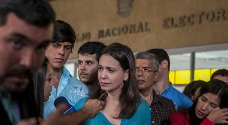 Vicepresidenta reconoce a Kiara Celeste Contreras por ser una excelente estudiante
