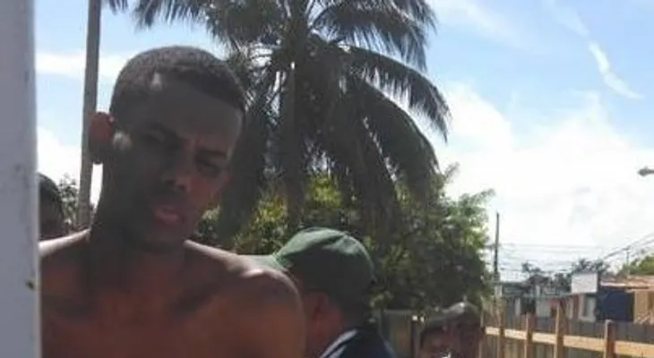 Un hombre identificado como "El Chivo" se lanzó al mar en Nagua, tras ser perseguido por la PN 