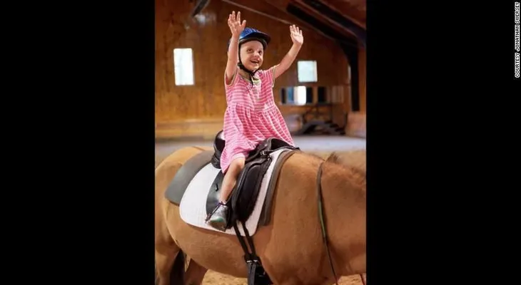 La terapia con caballos puede ayudar el autismo, el trastorno de estrés postraumático y el dolor