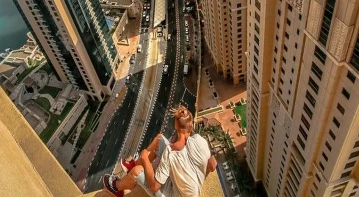 Video extremo: Joven saltando por piso 43 de un hotel sin protección 