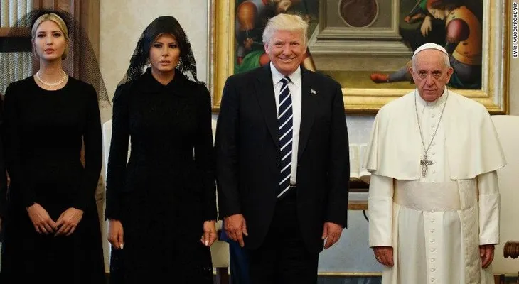 ¿Por qué Spicer no estuvo en la visita de Trump al papa Francisco?