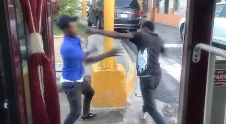 Se fajan a los puños con un "ladrón de pasajeros"