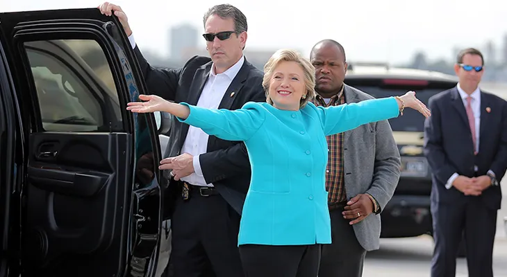 WikiLeaks: Un periodista comparó a miembros campaña de Clinton con "excrementos de ave"
