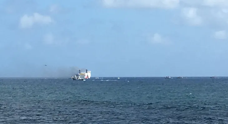 Se incendia en la costa del Viejo San Juan ferry procedente de RD