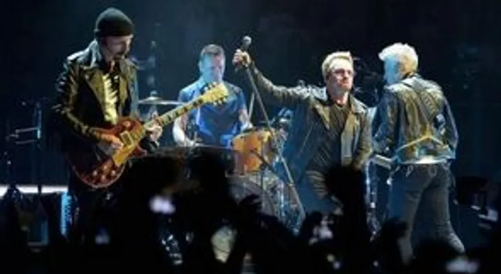 U2 hace homenaje a García Márquez, mujeres y paz en concierto en Bogotá