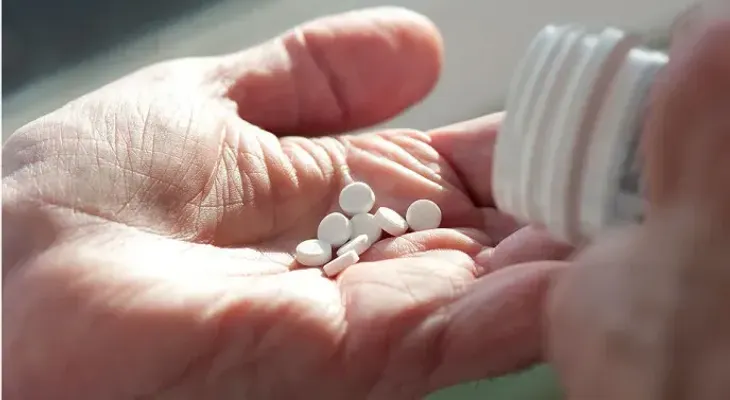 Expertos no recomiendan tomar aspirina para evitar ataques cardíacos
