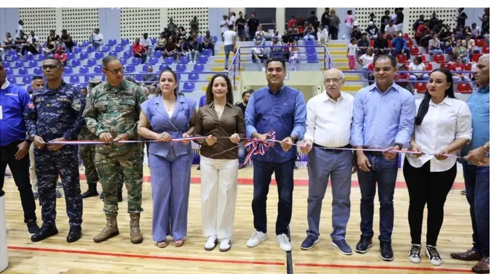 Ministro Deportes entrega polideportivo en Mao