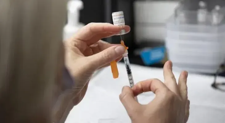 FDA respalda tercera dosis de Pfizer solo a mayores de 65 años