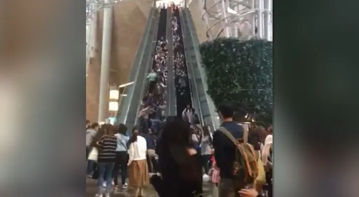 Arrestan a dos mecánicos por la falla en la escalera eléctrica en Hong Kong que dejó varios heridos