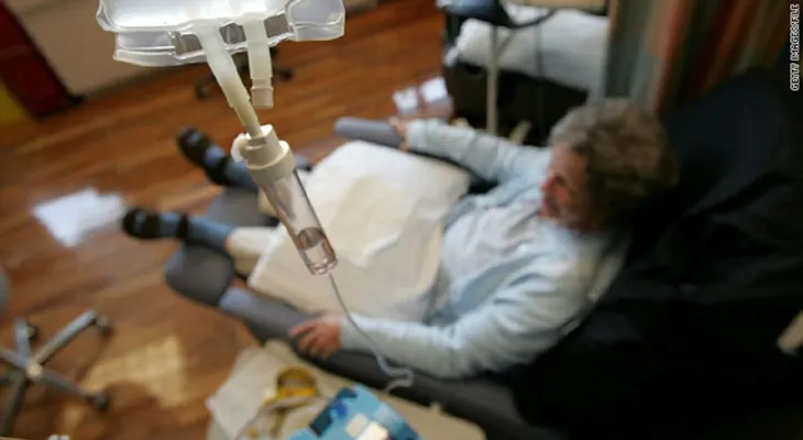 FDA suspende ensayo de inmunoterapia contra cáncer tras muerte de tres pacientes