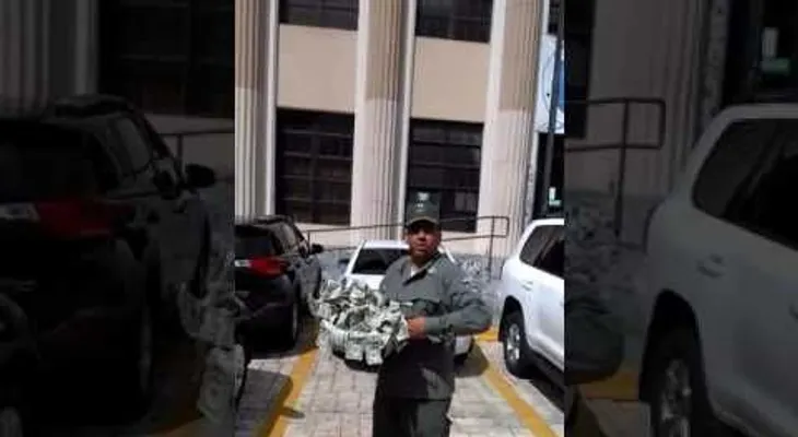 Teniente coronel le lleva su "comidita llena de dólares" a detenidos por Odebrecht