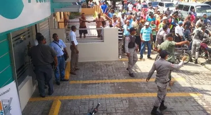 La PN dispersa a tiros multitud intentaron linchar presunto delincuente Banco Ademi