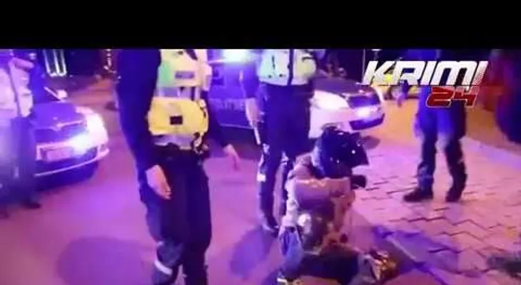 No hacen caso advertencia y son embestido por el coche policial 