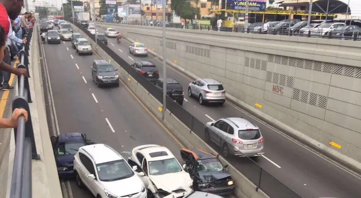 Una mujer queda atrapada en un vehículo por un choque de cuatro carros y dos yipetas en la 27 de Febrero