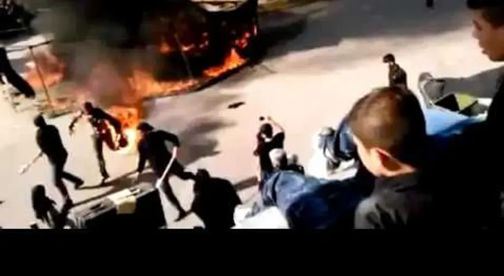 Un hombre arde en llamas durante una fiesta religiosa en Irán