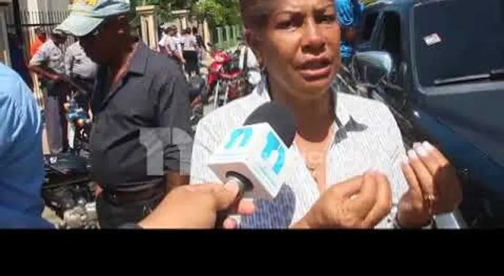 Policía en Dajabón le entra a bombazos a familia que protestaba por la muerte de Yoel Rivas, cargando un ataúd 