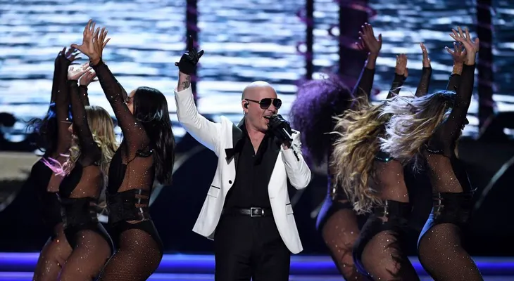 Pitbull presta su avión privado para trasladar puertorriqueños con cáncer a EE.UU.