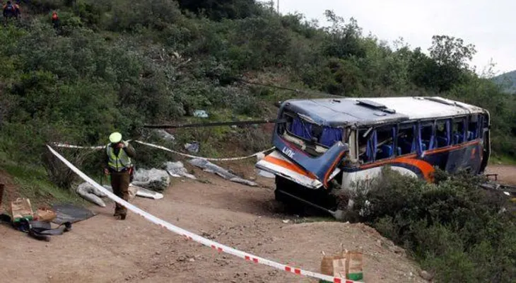 Mueren 41 policías en Argentina al caer autobús por un barranco