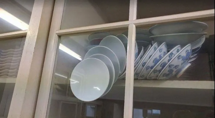 ¿Cómo abrir esta alacena sin que se rompan los platos? Nuevo reto viral en internet
