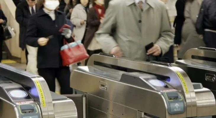Ir al trabajo en transporte público es mejor para la salud