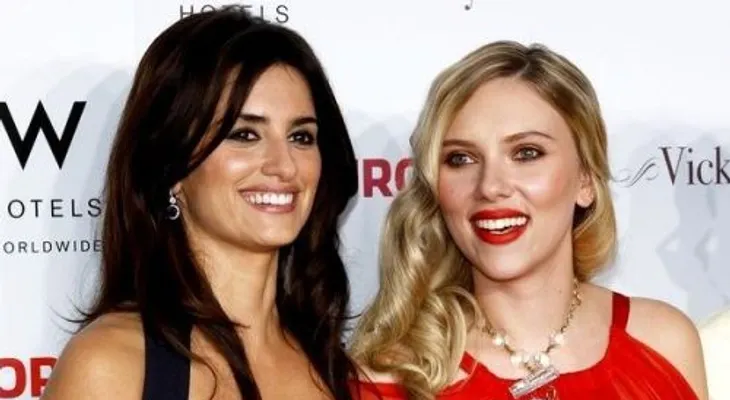 Penélope Cruz duda de si besa mejor Scarlett Johansson o Charlize Theron