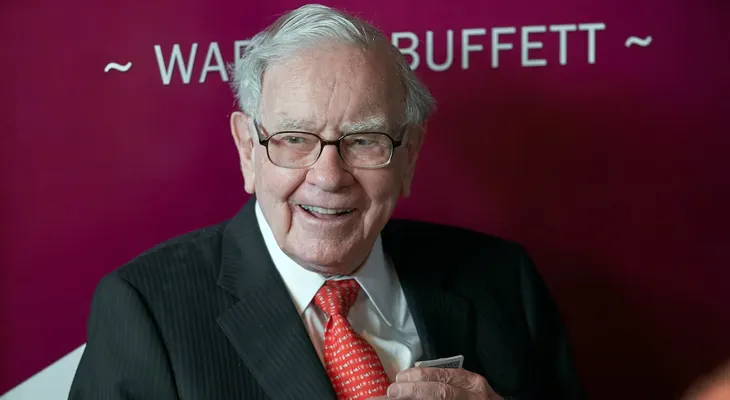 Warren Buffett deja la presidencia de Berkshire Hathaway tras casi 60 años y su hijo Howard asume el cargo