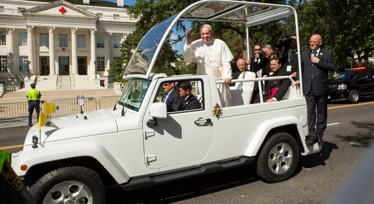 El papa te invita a dar un paseo en el papamóvil