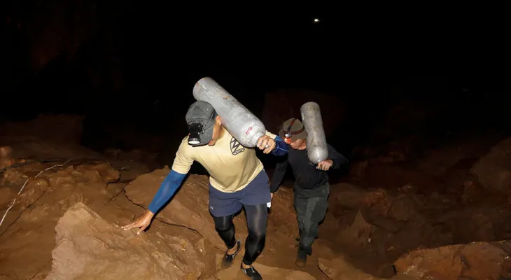 Rescate de niños y entrenador atrapado en cueva se complica; bajan niveles de oxígeno y muere un rescatista