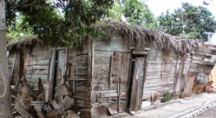 Hombre vive en casa a punto de derrumbarse en Barahona