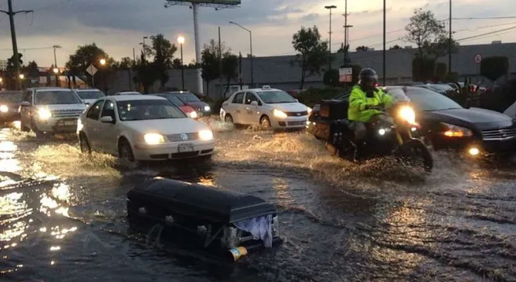 Un ataúd navegaba por las calles de la Ciudad de México