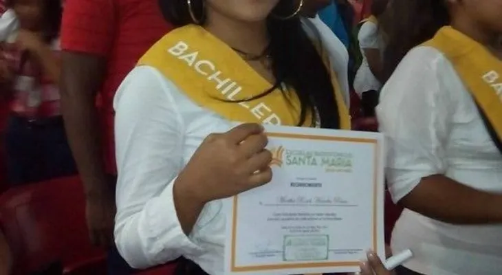 Martha Heredia se gradúa de bachiller con honores 