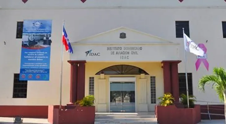 Controladores aéreos realizan vigilia frente al Idac