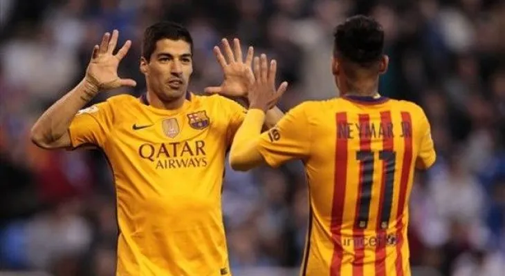 Suárez marca cuatro y reaviva al Barsa, que retiene la punta