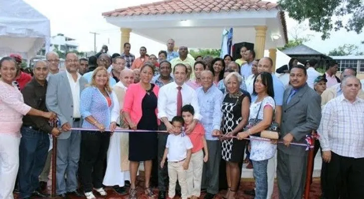 Juan de los Santos inaugura parque en Alma Rosa I