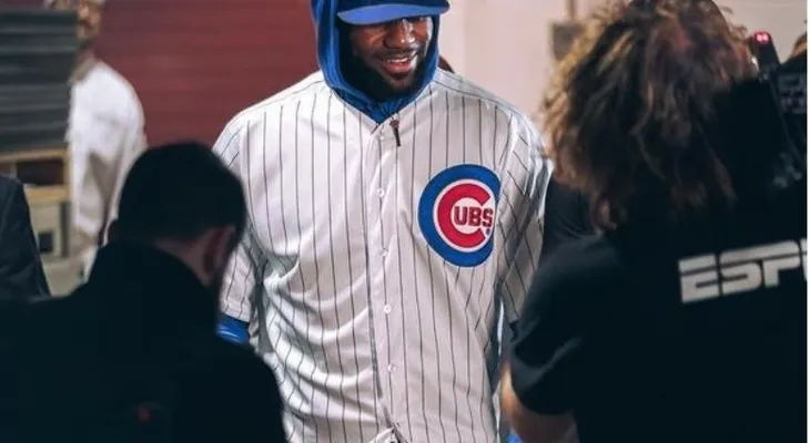 LeBron James se viste con uniforme de los Cubs tras perder apuesta